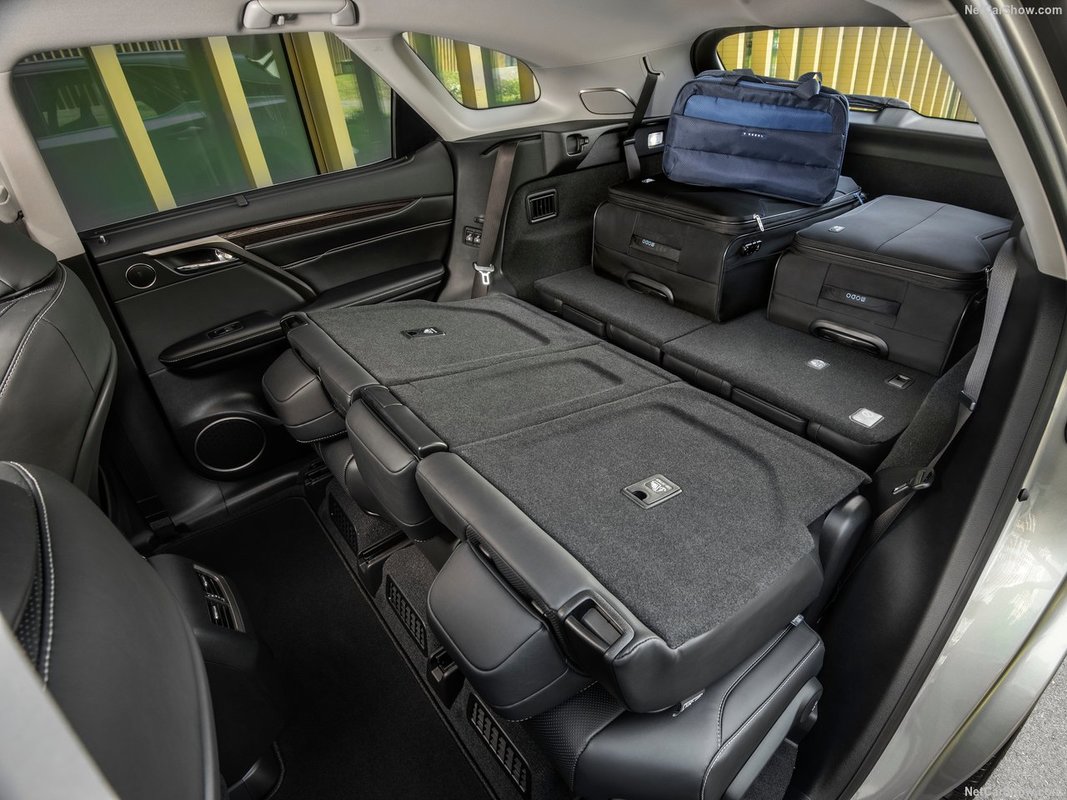 Khoang hành lý Lexus RX350L